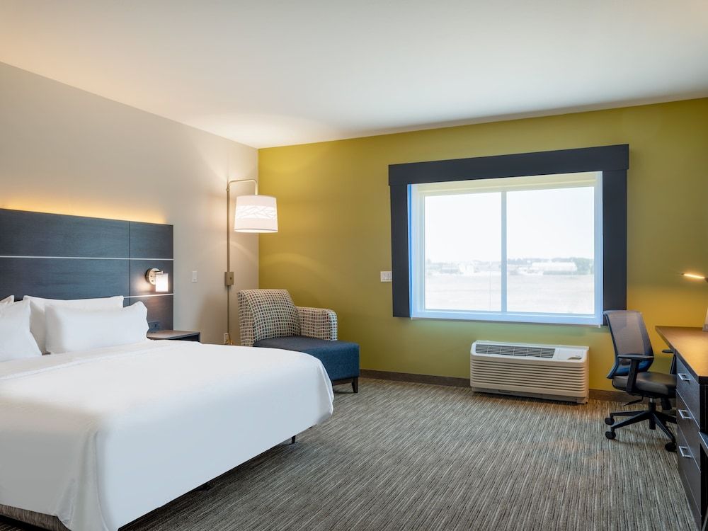 Standard Room, 1 King Bed, Accessible Bathtub (Communications)