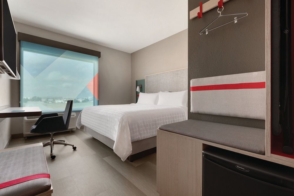Standard Room, 1 King Bed, Roll-in Shower (Communications, Roll-In Shower)