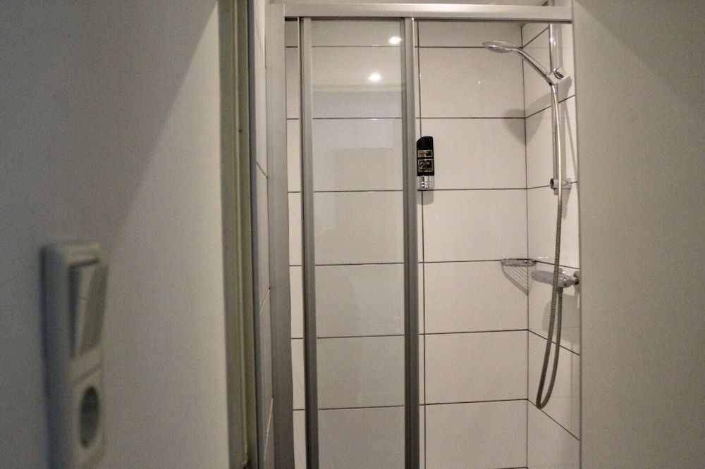 Townhouse Hotel Basic Twin Room, Shared Bathroom 2