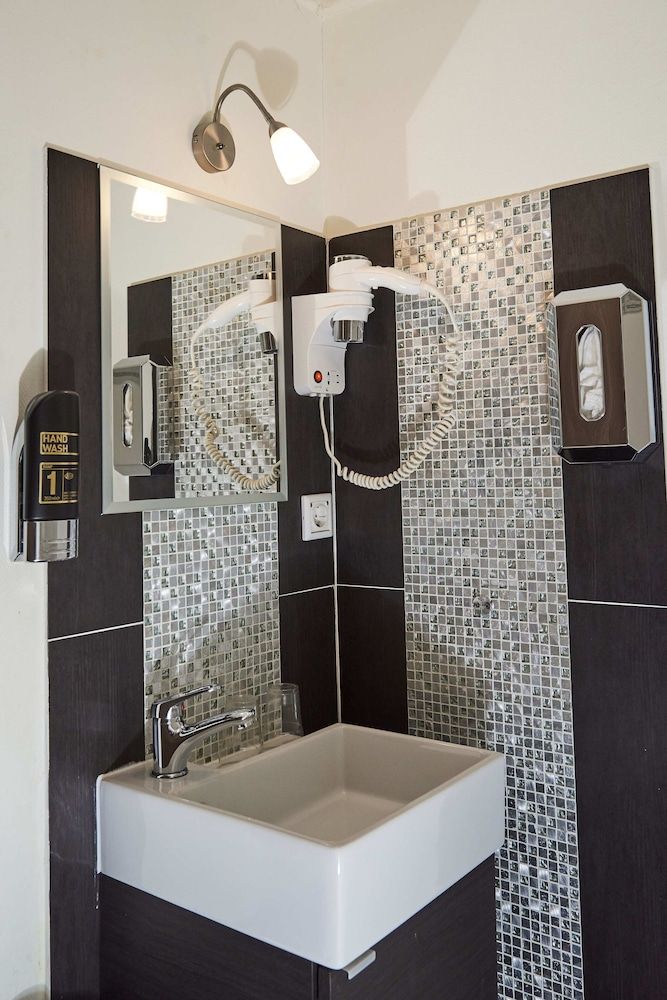 Townhouse Hotel Basic Twin Room, Shared Bathroom 3