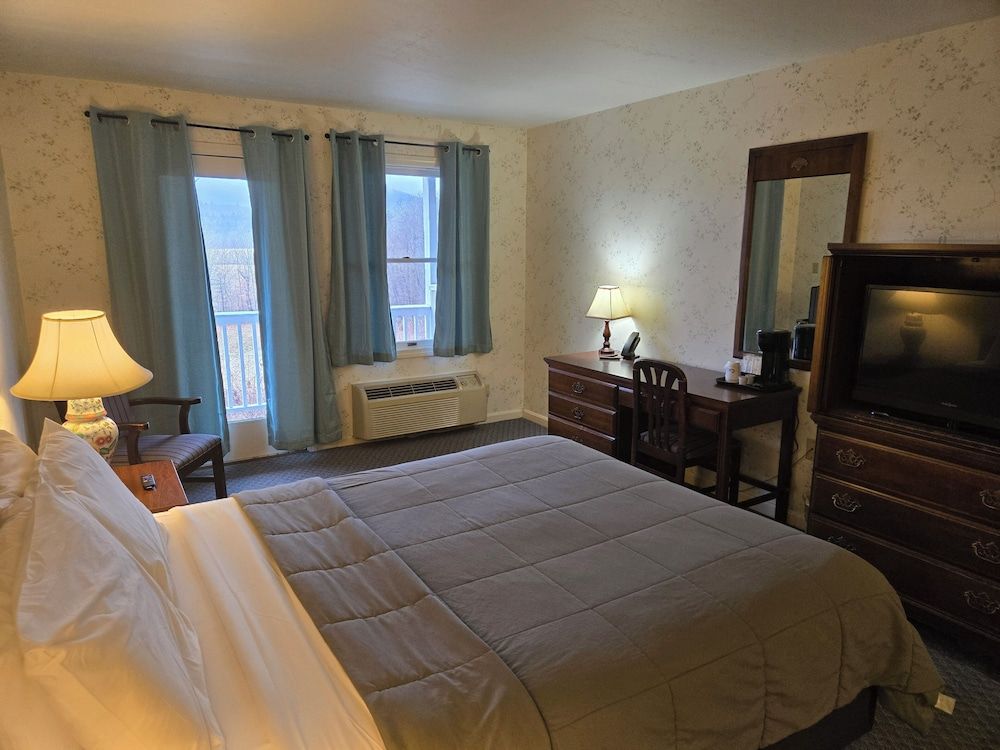 North Conway Mountain Inn Room, 1 Queen Bed