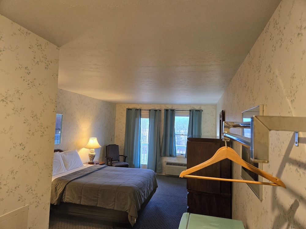 North Conway Mountain Inn Room, 1 Queen Bed 2