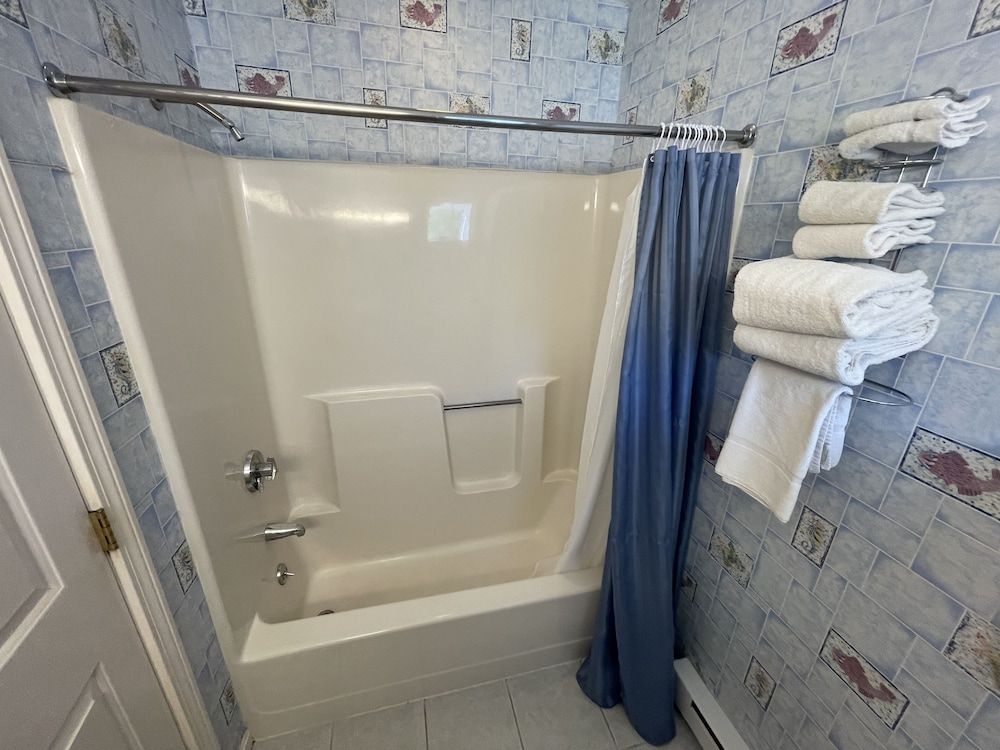 North Conway Mountain Inn Room, 1 Queen Bed 6