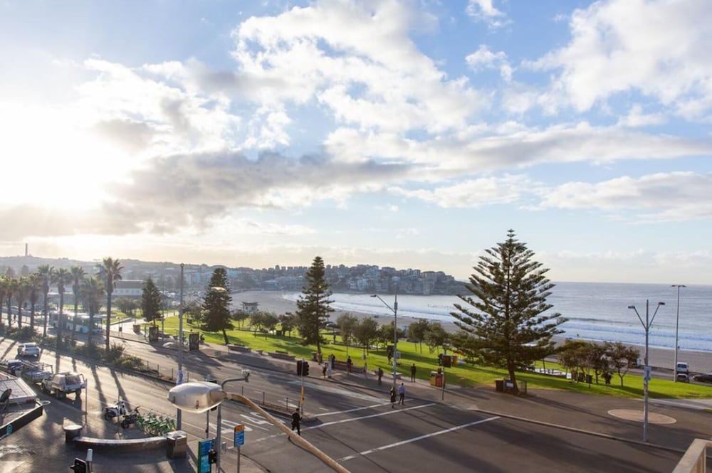 Hotel Ravesis Side View Queen 4