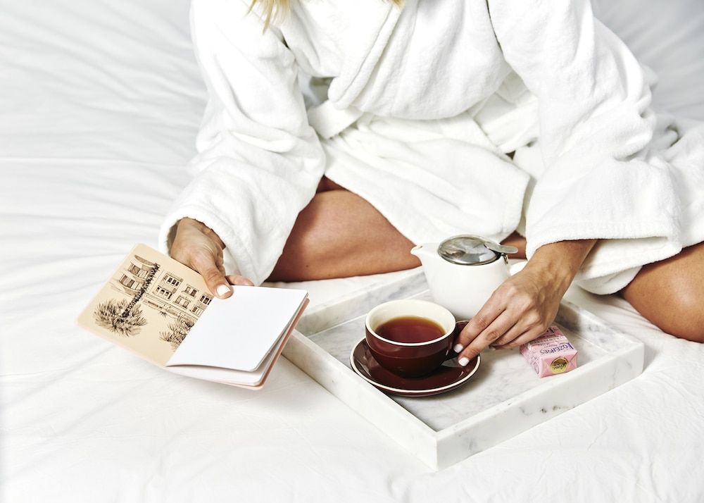 Hotel Ravesis Side View Queen