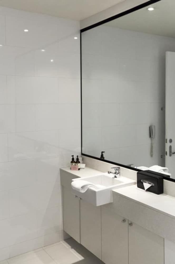 Hotel Ravesis Side View Queen 5