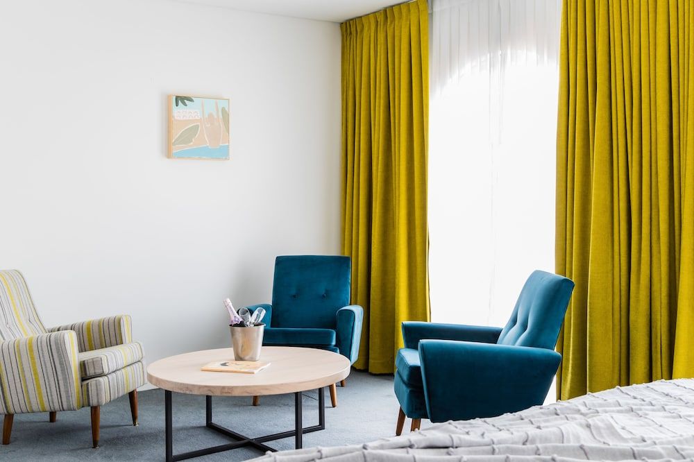 Hotel Ravesis Side View Queen 6