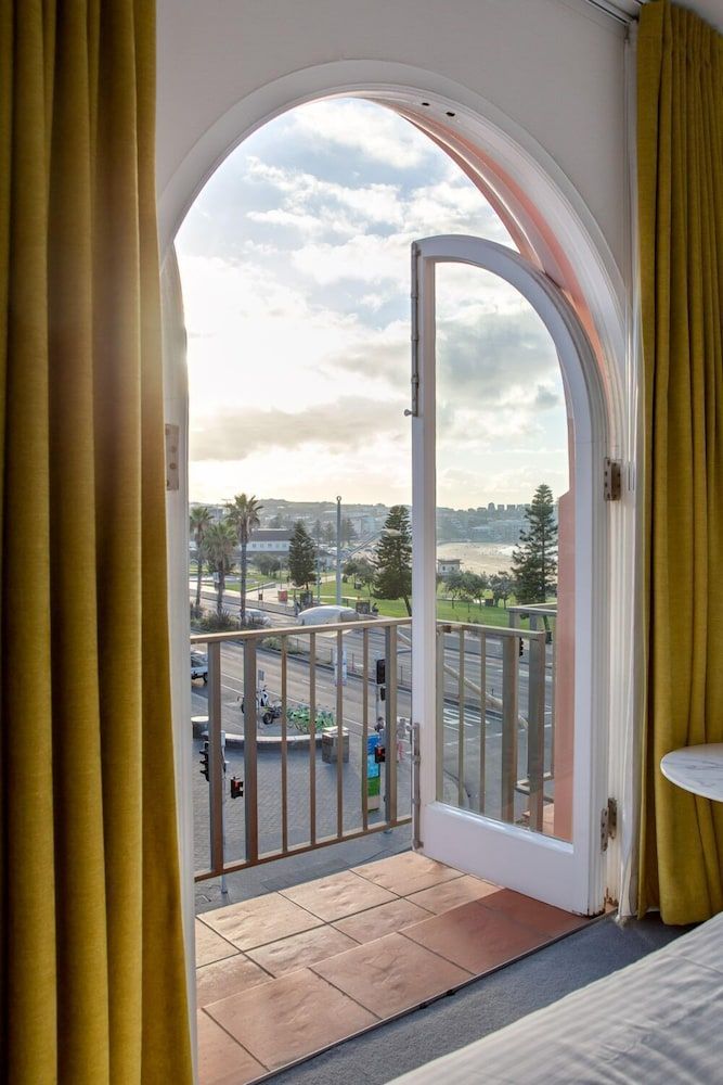 Hotel Ravesis Side View Queen 3