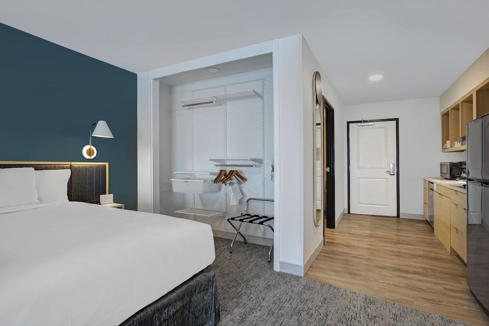 Studio Suite, 1 King Bed with Sofa bed (Mobility Accessible, Tub)