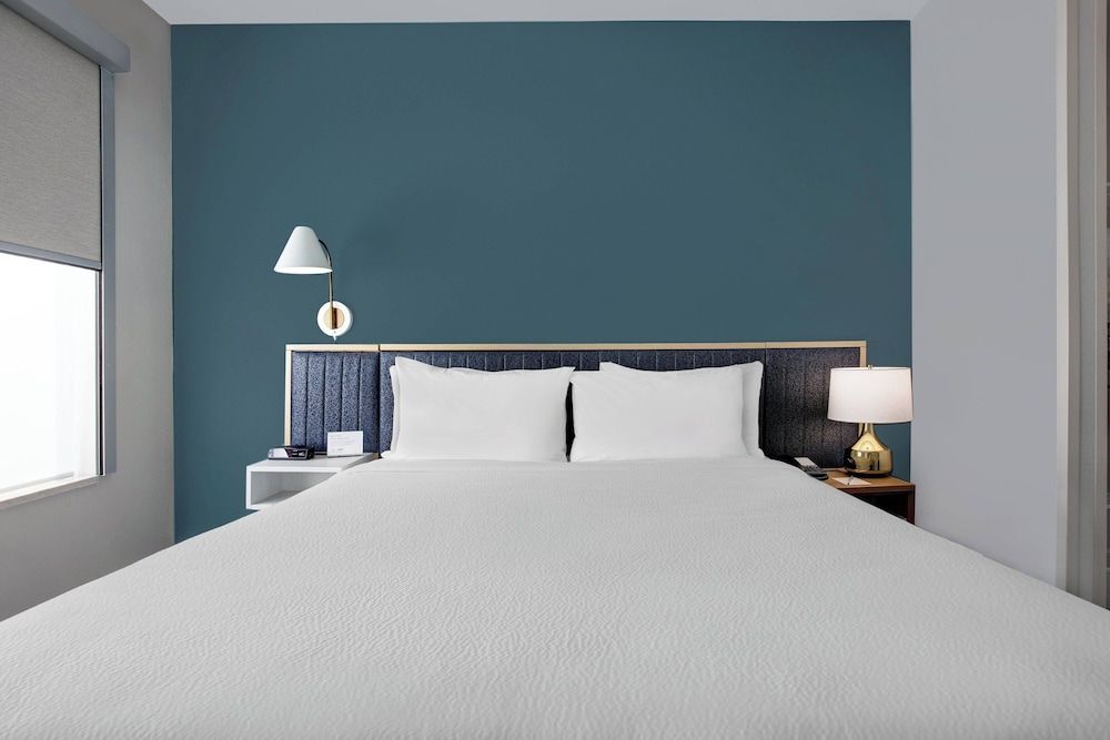 Studio Suite, 1 King Bed with Sofa bed (Mobility Accessible, Tub)