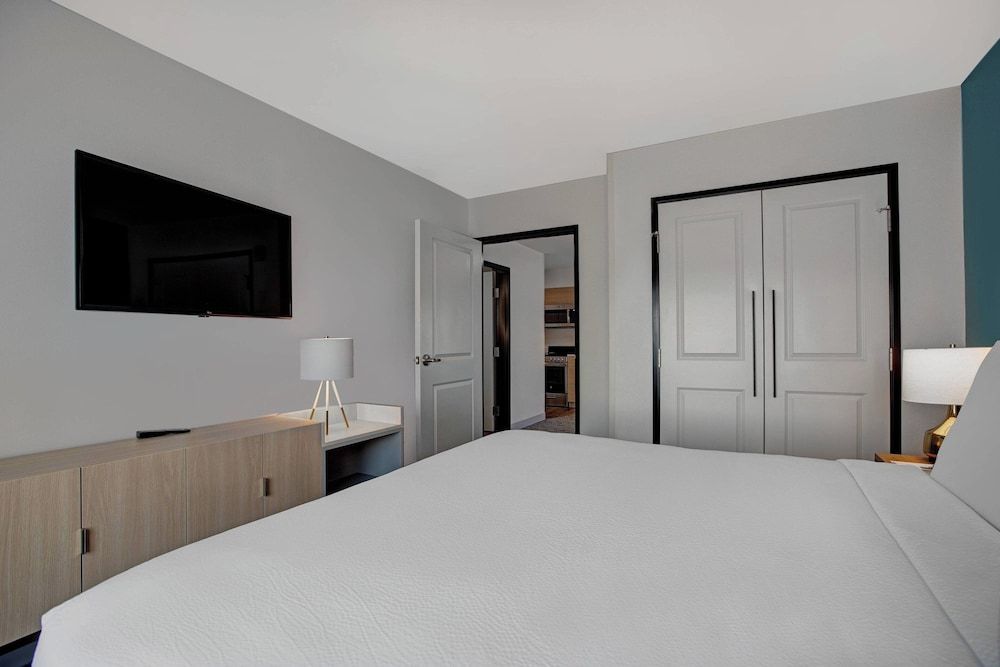 Suite, 1 Bedroom (Mobility/Hearing Access, Roll-in Shwr)