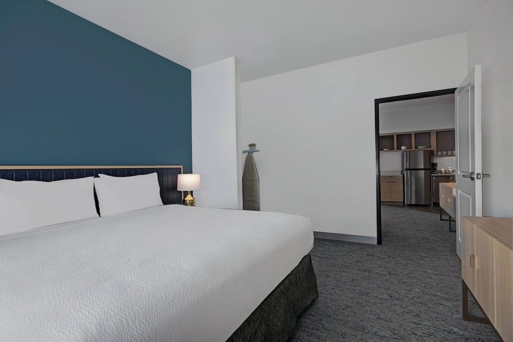 Suite, 1 Bedroom (Mobility/Hearing Access, Roll-in Shwr)