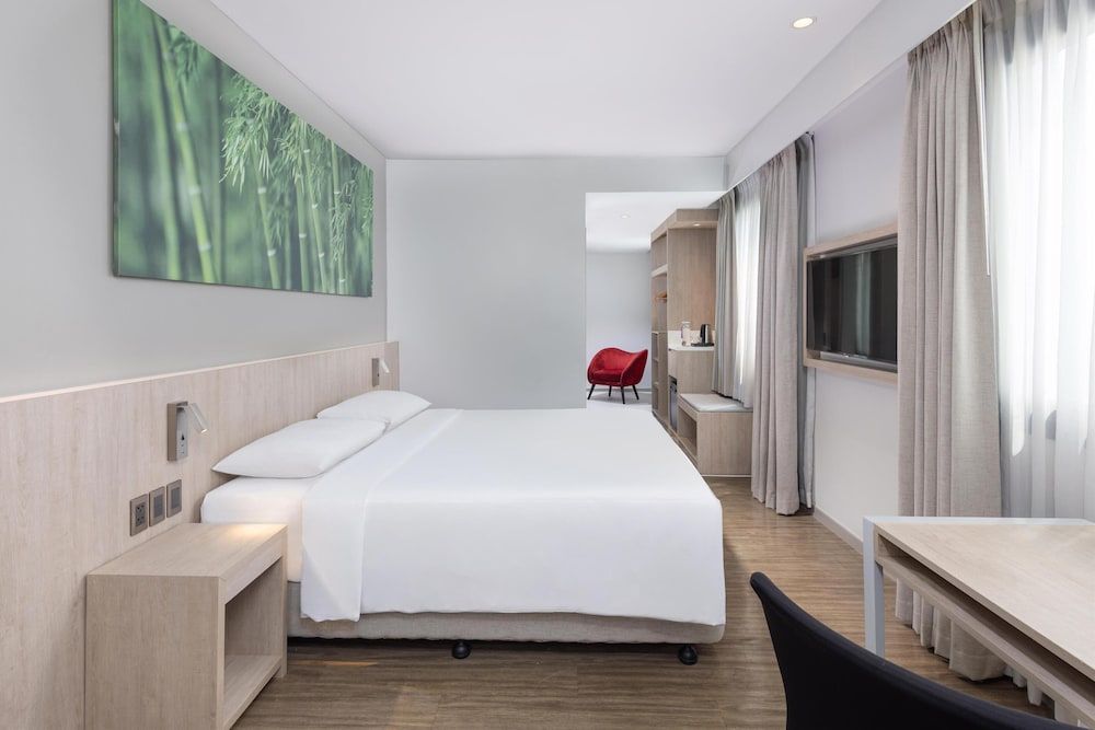 Deluxe Room, 1 King Bed, Corner
