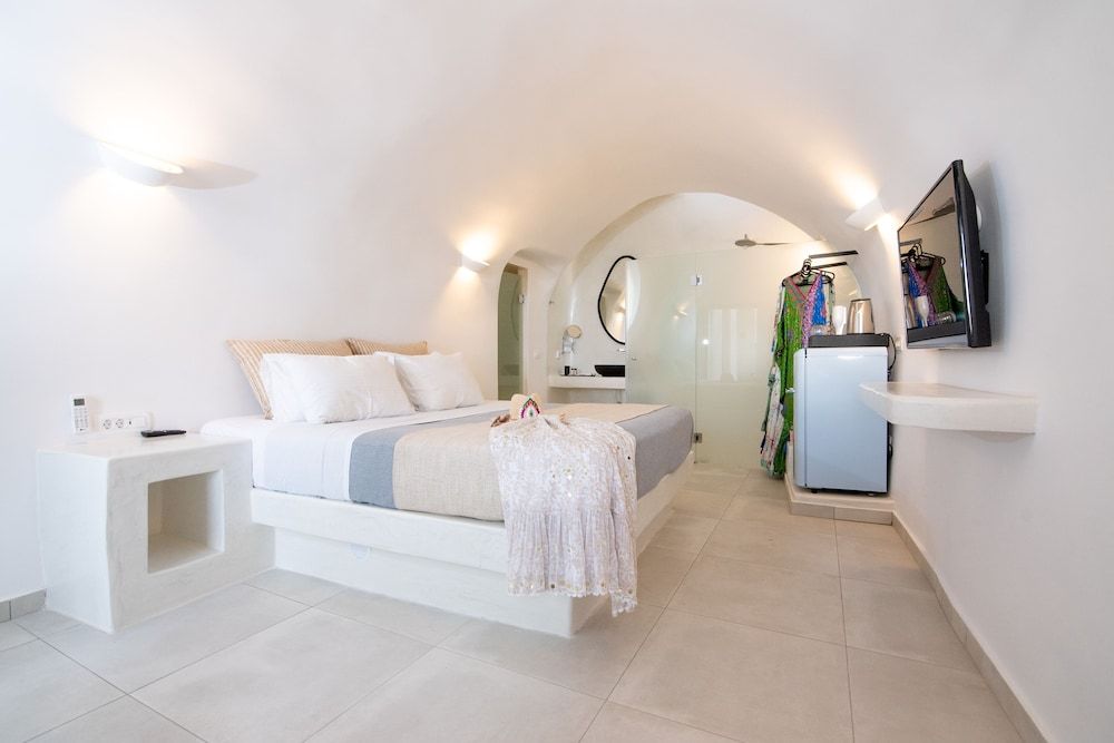 Caldera Cliff Illusion Cave Suite, Caldera View, Outdoor Hot Tub