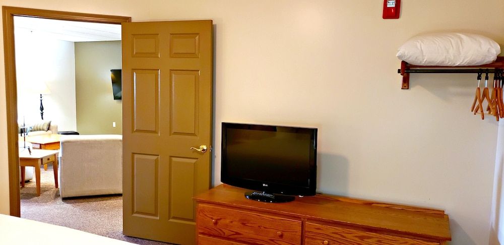 Lodging on the Square Deluxe Room, 1 King Bed, Non Smoking, Jetted Tub 14