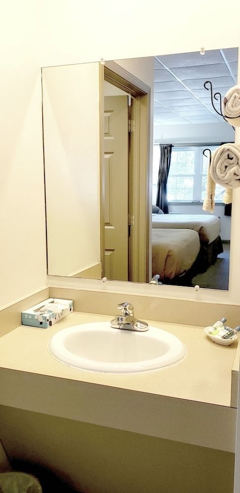 Lodging on the Square Standard Room, 2 Queen Beds, Non Smoking (Pet friendly) 11