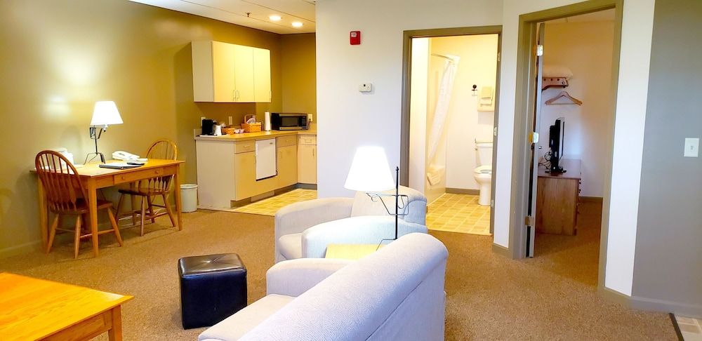 Lodging on the Square Deluxe Room, 1 King Bed, Non Smoking, Jetted Tub 12