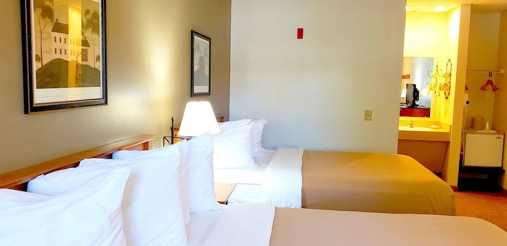 Lodging on the Square Standard Room, 2 Queen Beds, Non Smoking 4