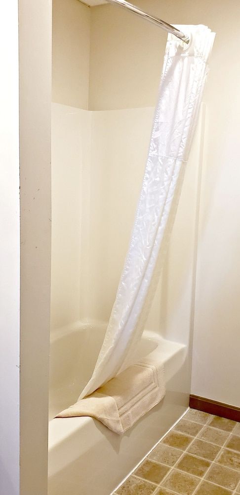 Lodging on the Square Deluxe Room, 1 King Bed, Non Smoking, Jetted Tub 9