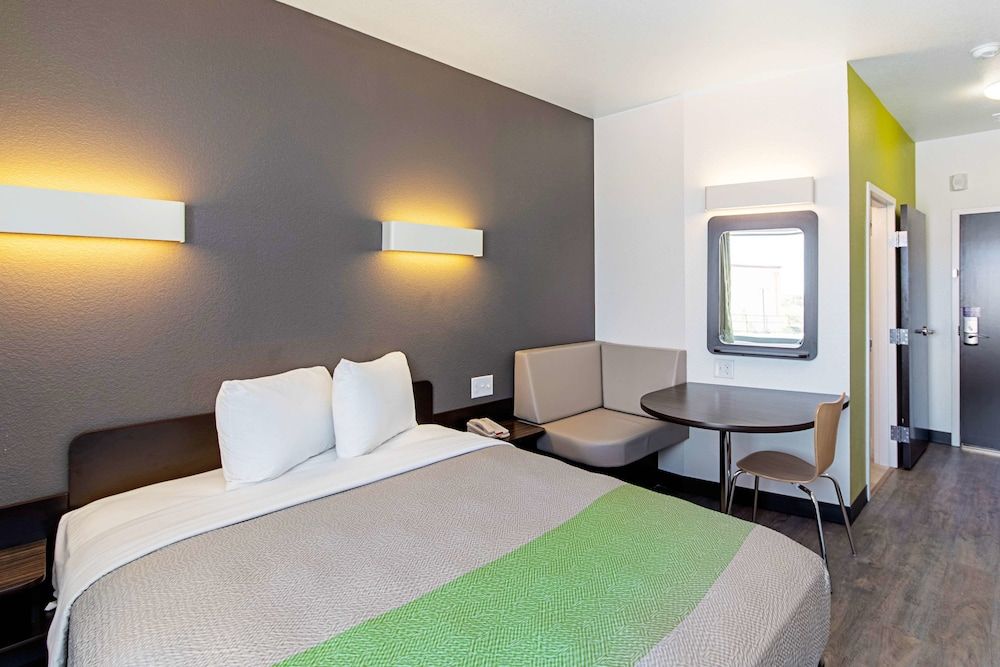 Standard Room, 1 Queen Bed, Non Smoking, Refrigerator & Microwave