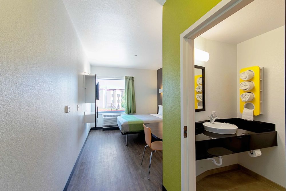 Standard Room, 1 Queen Bed, Non Smoking, Refrigerator & Microwave