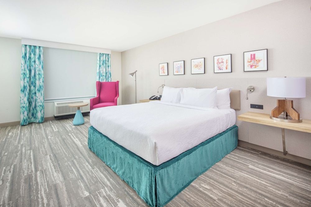 Room, 1 King Bed, Accessible (Roll-In Shower, Mobility & Hearing)