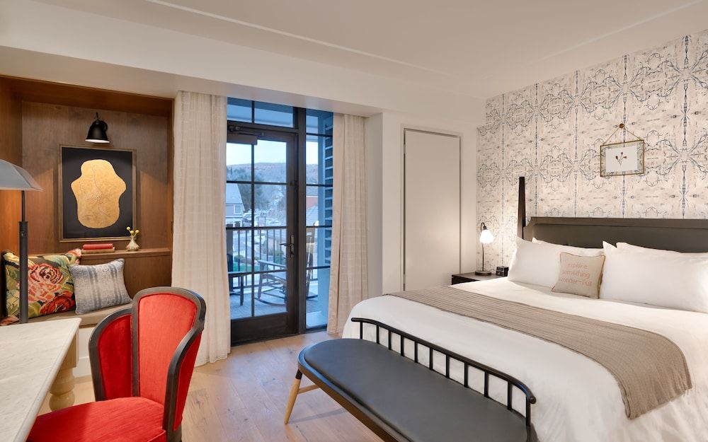 Room, 1 King Bed, Balcony (Mobility/Hearing Access, Roll-In Shwr)