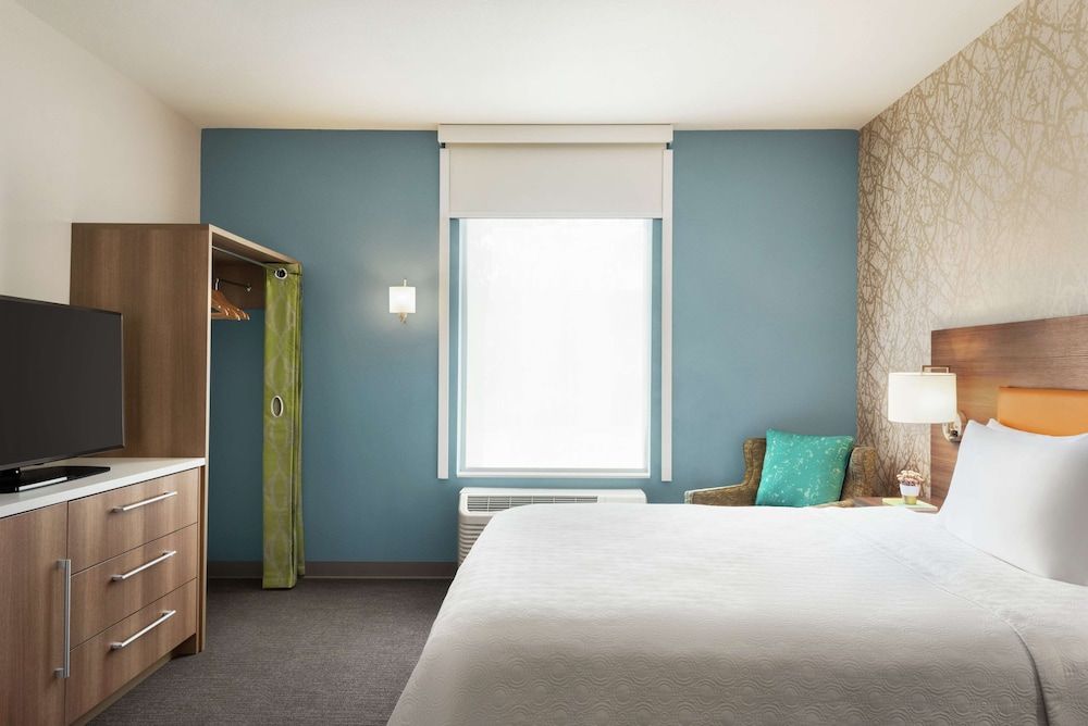 Suite, 1 Queen Bed, Accessible (Roll-In Shower)