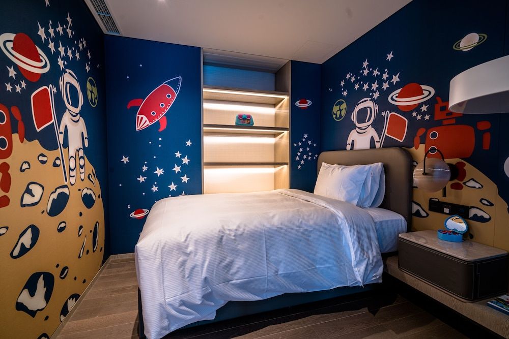 King One Bedroom Family Suite