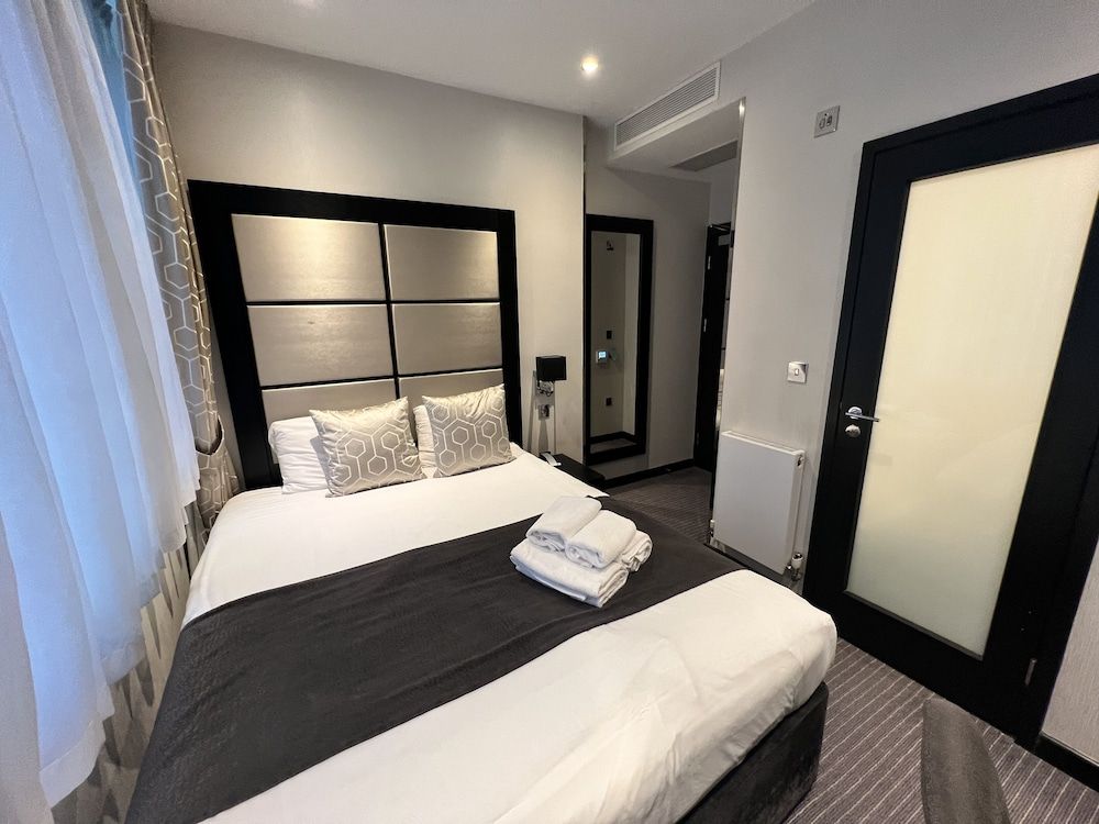 undefined Great St Helen Hotel