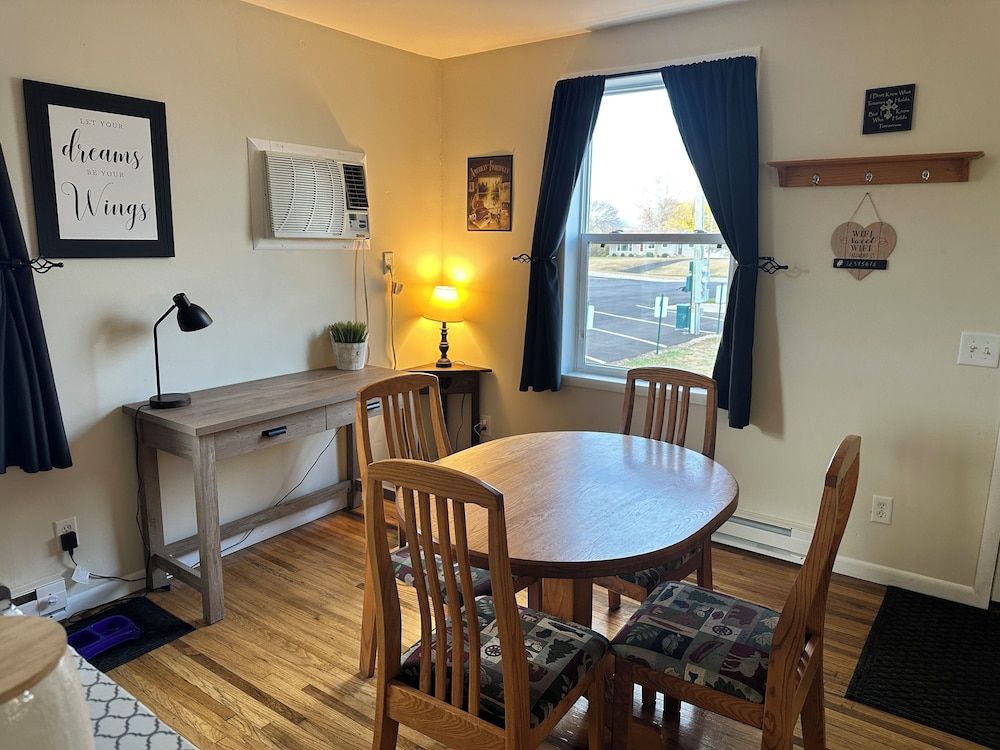 Pelican Motel Standard Cabin 5