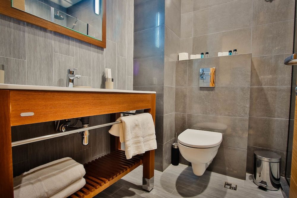 Ameri Plaza Hotel Standard Double Room Floor 17, Non Smoking (access with stairs from 16th floor) 5