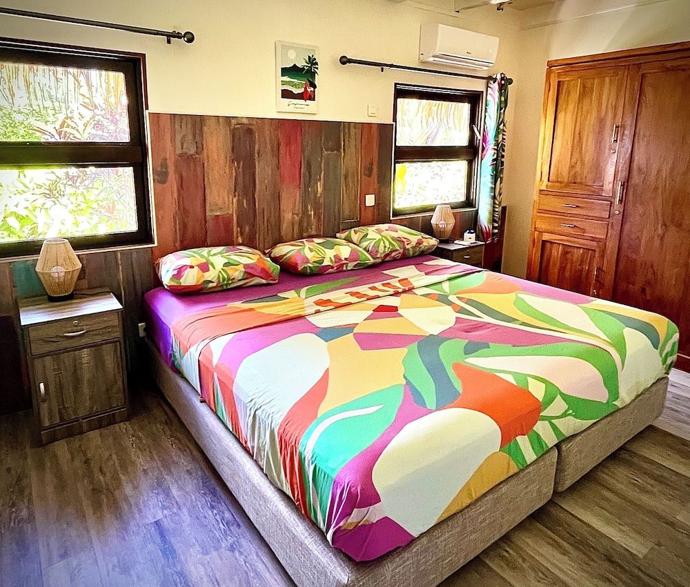 Linareva Moorea Beach Resort Suite, Beachside