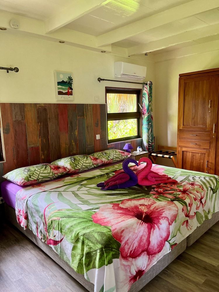 Linareva Moorea Beach Resort Suite, Beachside