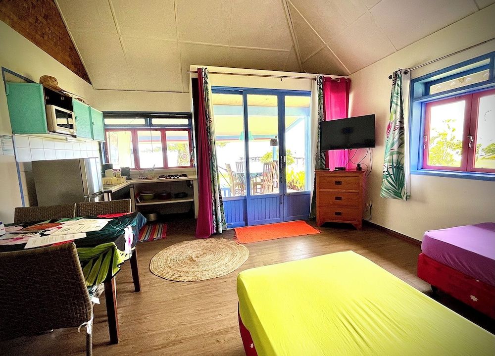 Linareva Moorea Beach Resort Suite, Sunset Beachside 6