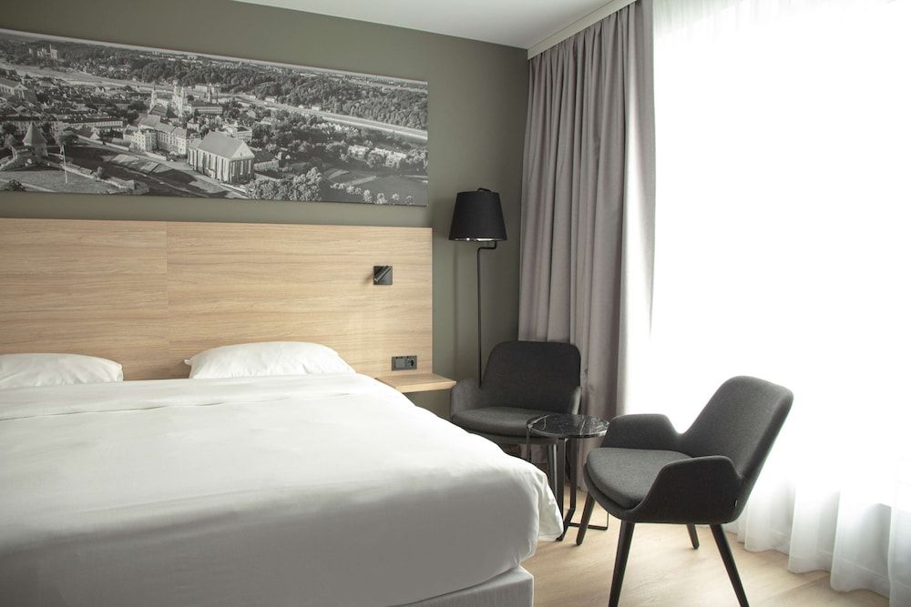 Family Room (Airport View)