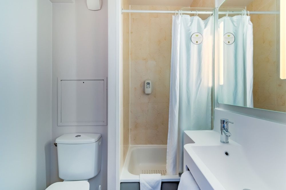 B&B HOTEL Marseille La Valentine Double Room 4