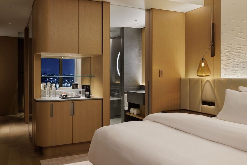 Club Room, 1 King Bed, Non Smoking, Corner