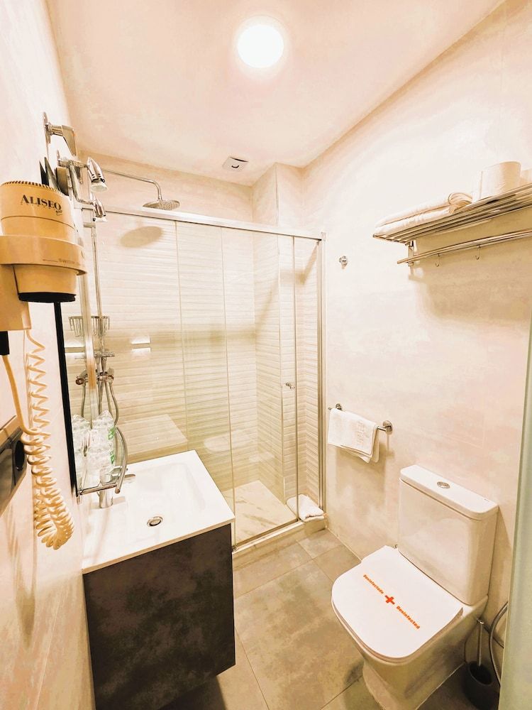 Hostal Hispano Argentino Gran Via Twin Room, Private Bathroom 8