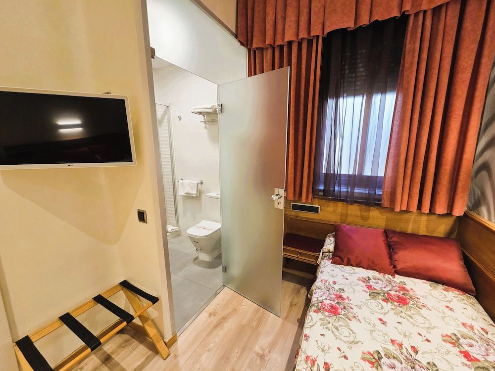 Hostal Hispano Argentino Gran Via Twin Room, Private Bathroom 13