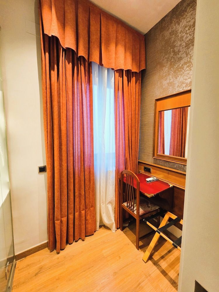 Hostal Hispano Argentino Gran Via Twin Room, Private Bathroom 12