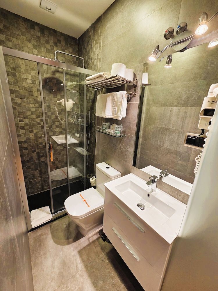 Hostal Hispano Argentino Gran Via Twin Room, Private Bathroom 7