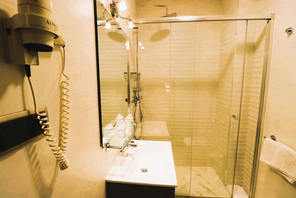 Hostal Hispano Argentino Gran Via Twin Room, Private Bathroom 11