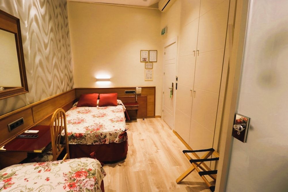 Hostal Hispano Argentino Gran Via Twin Room, Private Bathroom 4