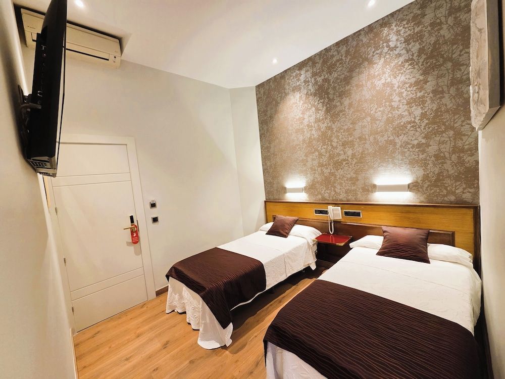 Hostal Hispano Argentino Gran Via Twin Room, Private Bathroom 2