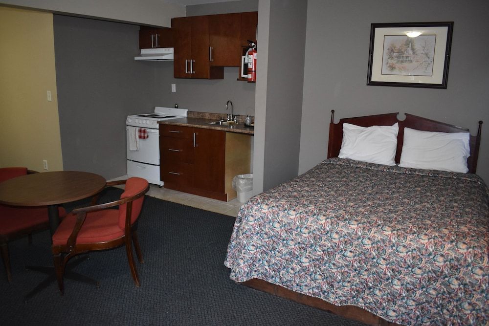 Hope Inn and Suites Standard Room, 2 Queen Beds, Kitchenette 3