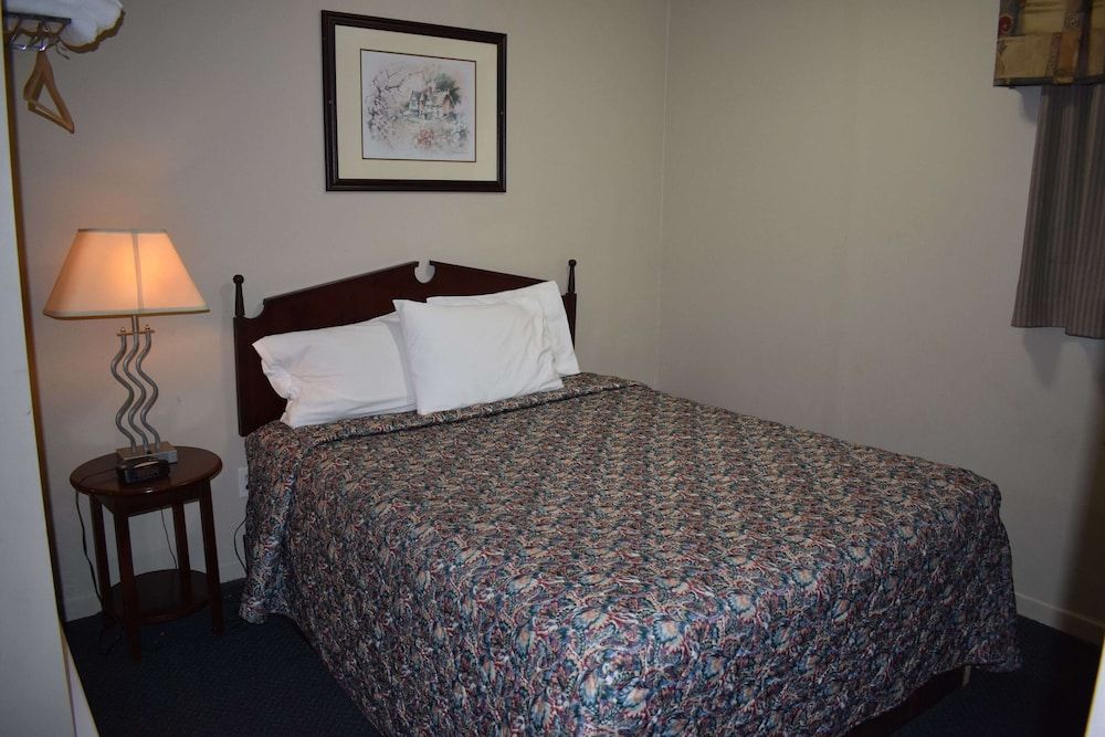 Hope Inn and Suites Standard Room, 2 Queen Beds, Kitchenette 4