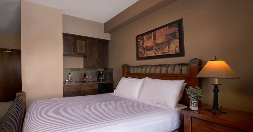 Glacier Mountaineer Lodge Queen Guest Room