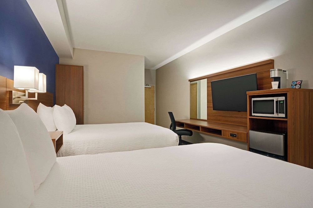 Park Inn by Radisson, Kelowna Standard Room, 2 Queen Beds, Non Smoking 2