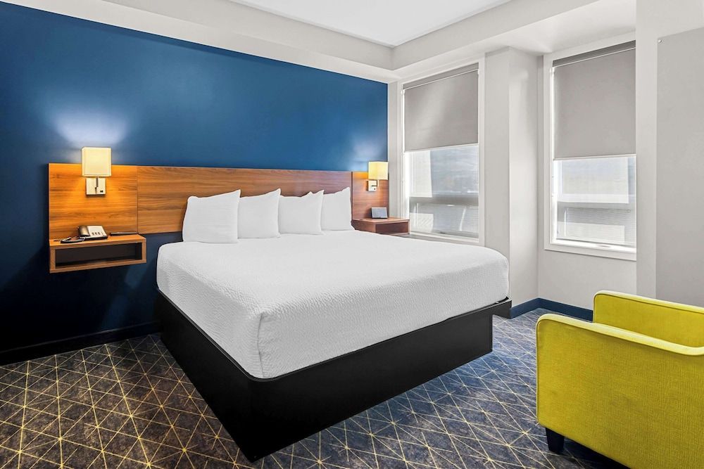 Park Inn by Radisson, Kelowna Standard Room, 1 King Bed, Non Smoking 2